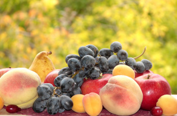 Картинка еда фрукты +ягоды персики кизил абрикос виноград