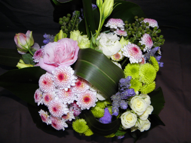 Обои картинки фото цветы, букеты,  композиции, розы, хризантемы, эустома, букет