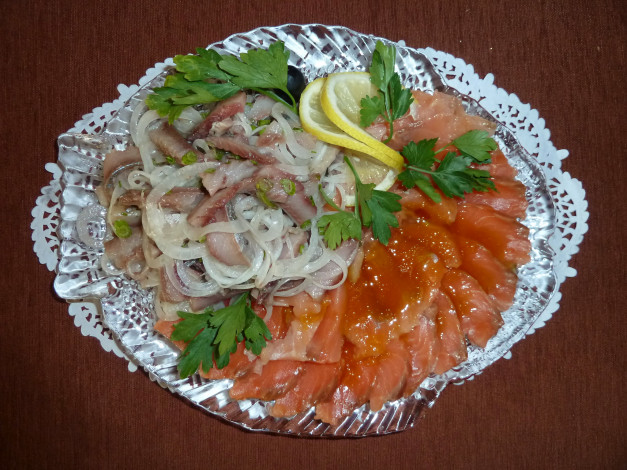 Обои картинки фото еда, рыба,  морепродукты,  суши,  роллы, лук, зелень, лимон, лосось, селедка