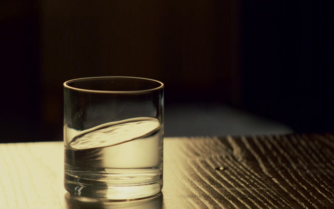 Обои картинки фото кино фильмы, inception, начало, стакан, стол, вода