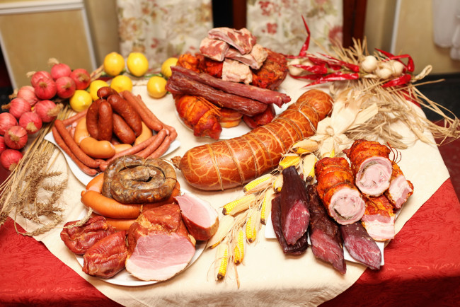 Обои картинки фото еда, колбасные изделия, сосиски, колбаса, лук, чеснок, буженина, ветчина