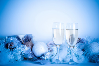 Картинка праздничные угощения шампанское бокалы мишура шарики
