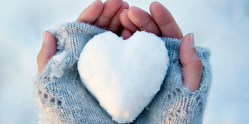 Картинка праздничные день+святого+валентина +сердечки +любовь снег сердце руки зима любовь