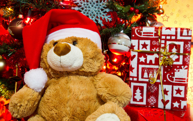 Обои картинки фото праздничные, мягкие игрушки, коробка, украшения, ёлка, колпак, игрушка, мишка, подарок, медведь