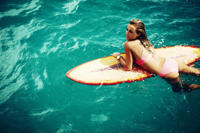 Обои картинки фото alana blanchard, спорт, серфинг, купальник, часы, доска, море, блондинка, улыбка