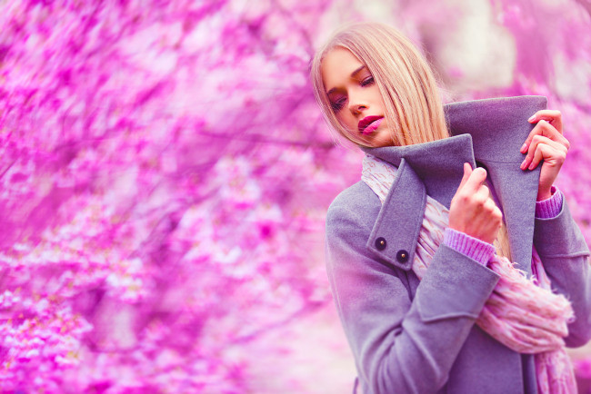 Обои картинки фото девушки, -unsort , блондинки, шарф, пальто, блондинка, весна, цветение