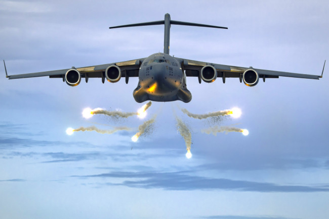 Обои картинки фото авиация, военно-транспортные самолёты, author, oreskis, boeing, c17, globemaster3, deploying, flares